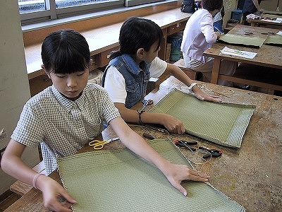 【畳の小物製作体験学習～いぐさ枕編～】畳の材料を利用して素敵な小物作り01