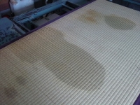 灯油が畳染み込んでしまった畳を加熱乾燥機で臭いと灯油を除去
