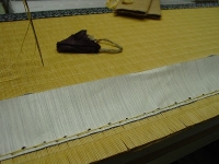 手縫いによる龍備表で床の間の薄縁製作。②