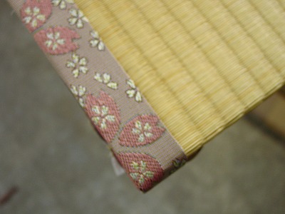 畳の乾燥・殺虫・除菌・脱臭処理とステキな畳縁と暖色系人工畳表で表替え?
