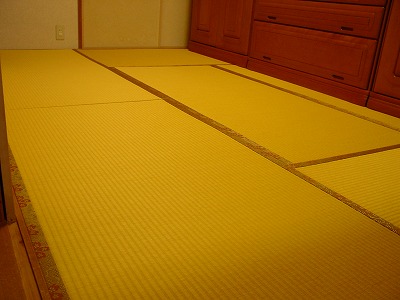 畳の乾燥・殺虫・除菌・脱臭処理とステキな畳縁と暖色系人工カラー畳表で表替えの施工例①