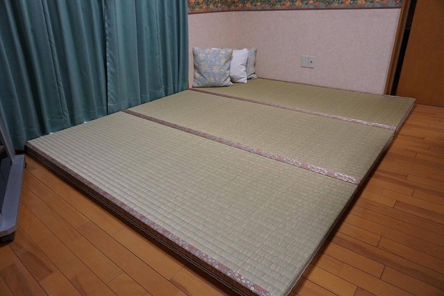 フローリングの上には“きなり畳”シリーズ無添加極太い草極厚TATAMIで暮らす。大阪大東市家庭用国産畳専門店うえむら畳1