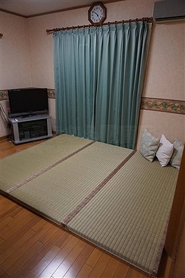 フローリングの上には“きなり畳”シリーズ無添加極太い草極厚TATAMIで暮らす。大阪大東市家庭用国産畳専門店うえむら畳2